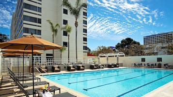 Piscina externa, funciona das 10h às 22h, guarda-sóis, espreguiçadeiras