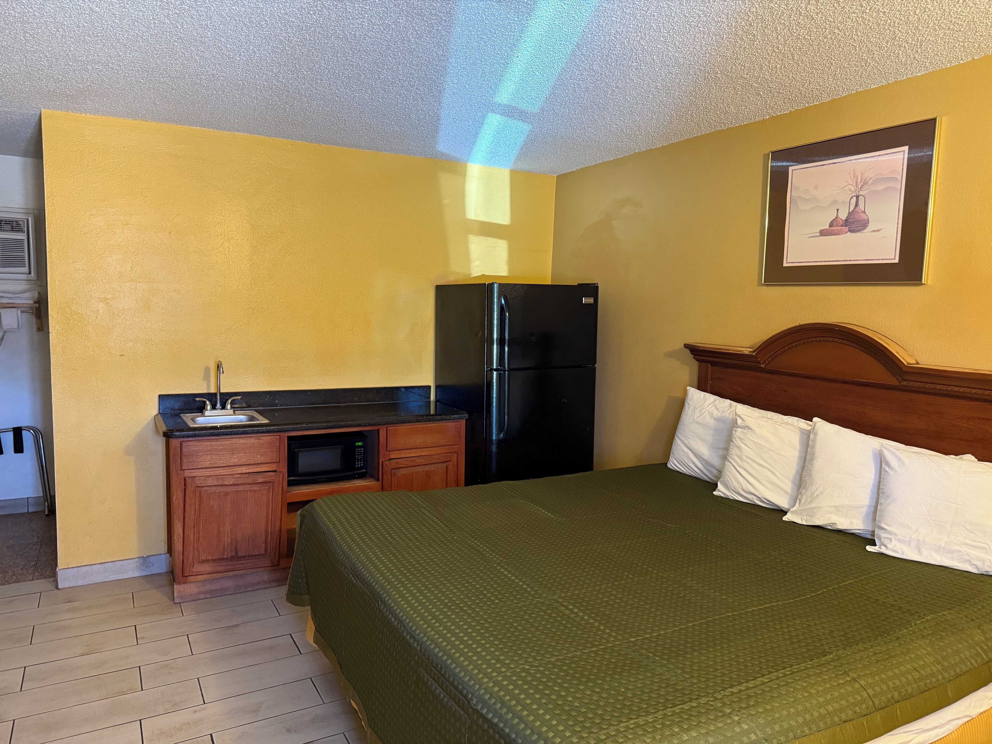 Standard Room, 1 King Bed, Non Smoking | In-room safe, individually furnished, desk, iron/ironing board