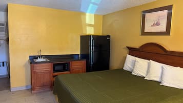 Standard Room, 1 King Bed, Non Smoking | In-room safe, individually furnished, desk, iron/ironing board