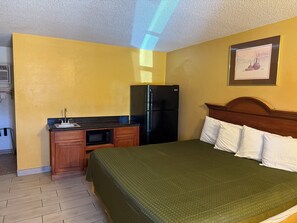 Standard Room, 1 King Bed, Non Smoking | In-room safe, individually furnished, desk, iron/ironing board - La Vista Inn (Clovis)