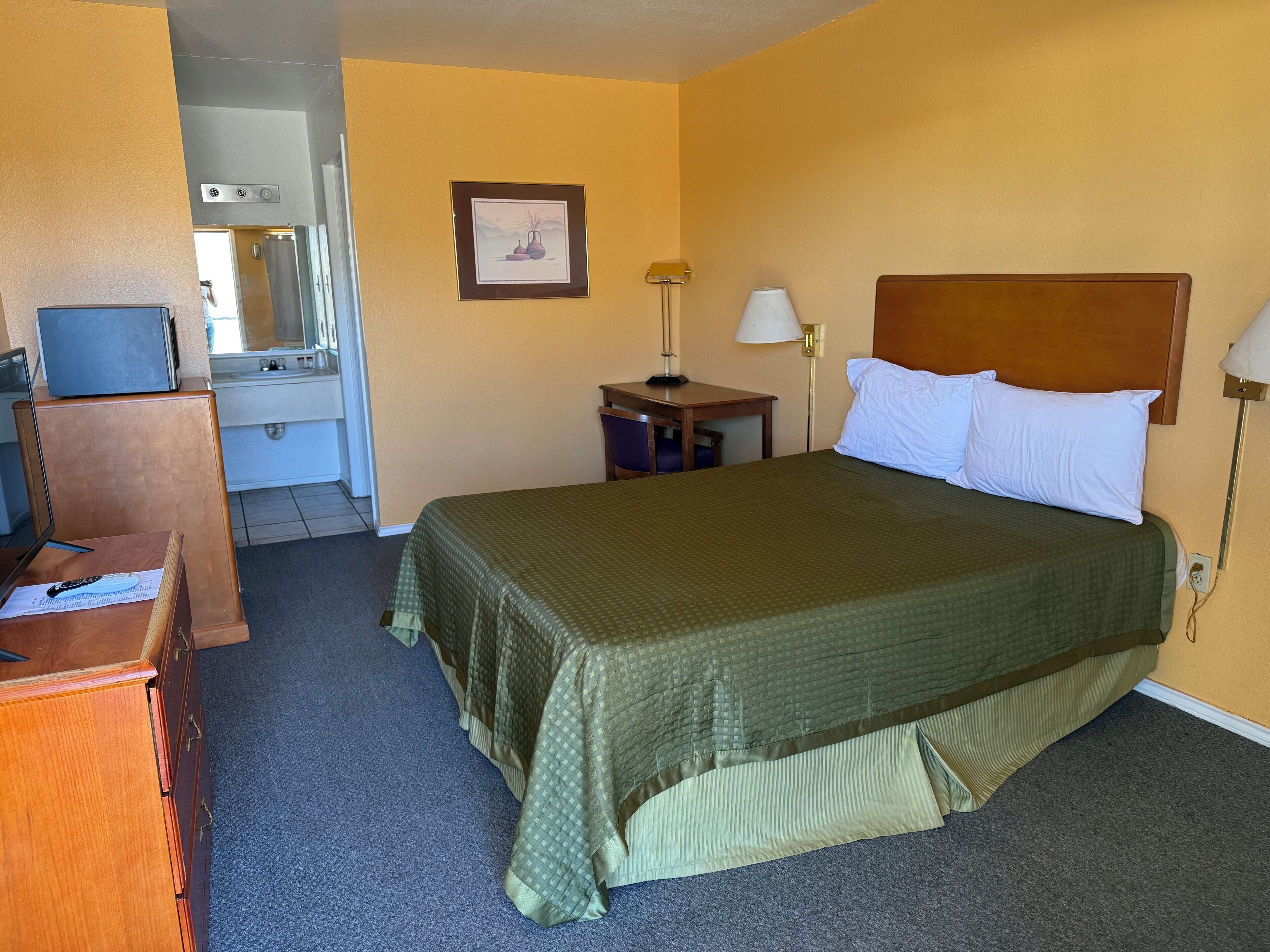 Standard Room, 1 Queen Bed, Non Smoking | In-room safe, individually furnished, desk, iron/ironing board
