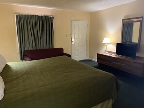 Habitación estándar, 1 cama King size, para no fumadores | Caja de seguridad en la habitación, muebles diferentes y escritorio 