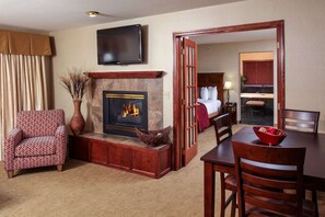 Individually decorated, individually furnished, desk, laptop workspace - Quality Inn Oakwood (Spokane)