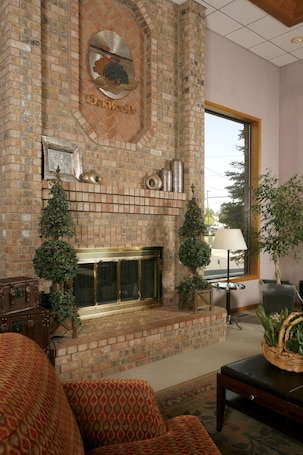 Sala de estar en el lobby. Quality Inn Oakwood