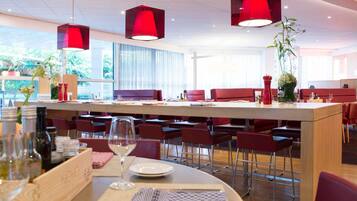 Desayuno buffet diario (EUR 25 por persona)
