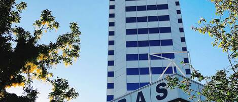 Un edificio hotelero de gran altura con el nombre 'NOVOTEL' y 'TERRAS' visible en su fachada.