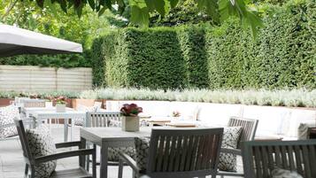 Breakfast, lunch, dinner served; international cuisine