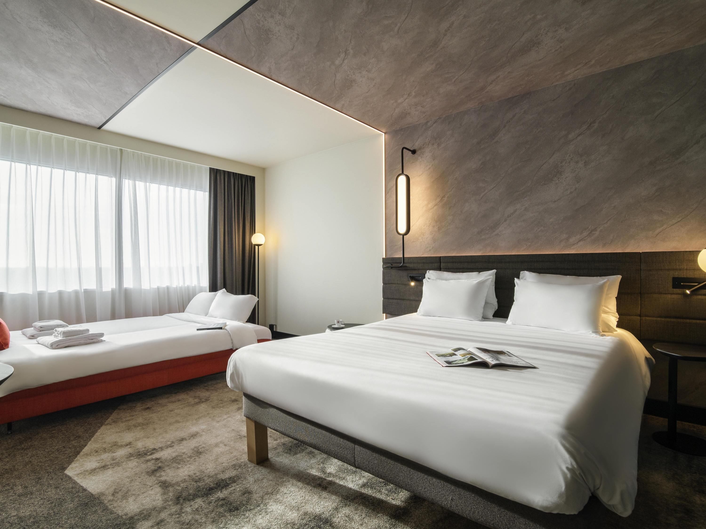 Brankas, tirai kedap cahaya, dan setrika/meja setrika