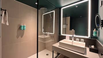 Regadera, amenidades de baño ecológicas, secadora de cabello, toallas