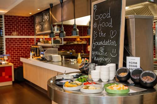 Breakfast, lunch, dinner served; international cuisine