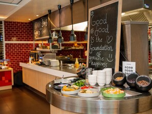 Breakfast, lunch, dinner served; international cuisine  - Novotel Rotterdam Brainpark (Rotterdam)