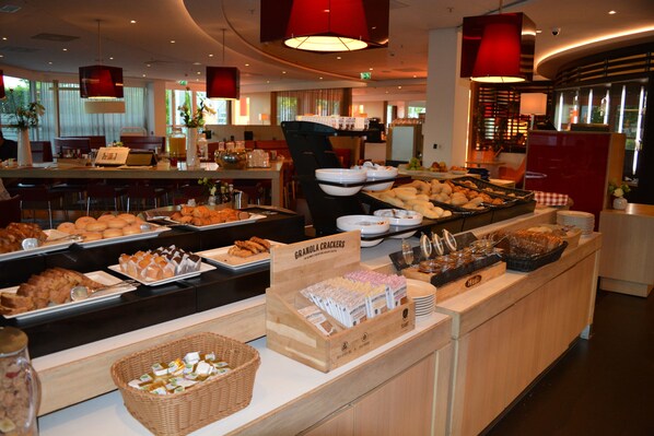 Tägliches Frühstücksbuffet (24 EUR pro Person)