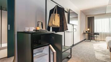 Zimmersafe, Verdunkelungsvorhänge, Bügeleisen/Bügelbrett