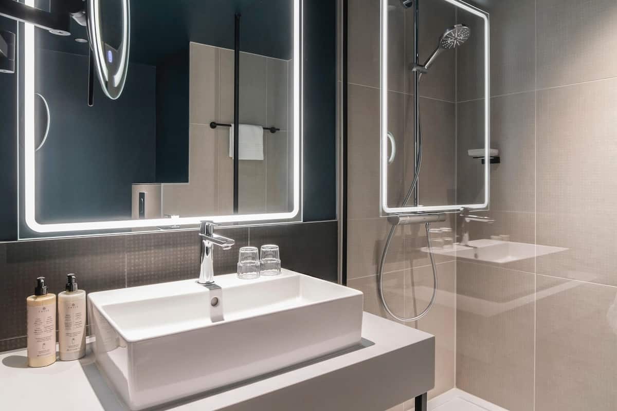 1 kamar tidur, brankas, tirai kedap cahaya, dan setrika/meja setrika