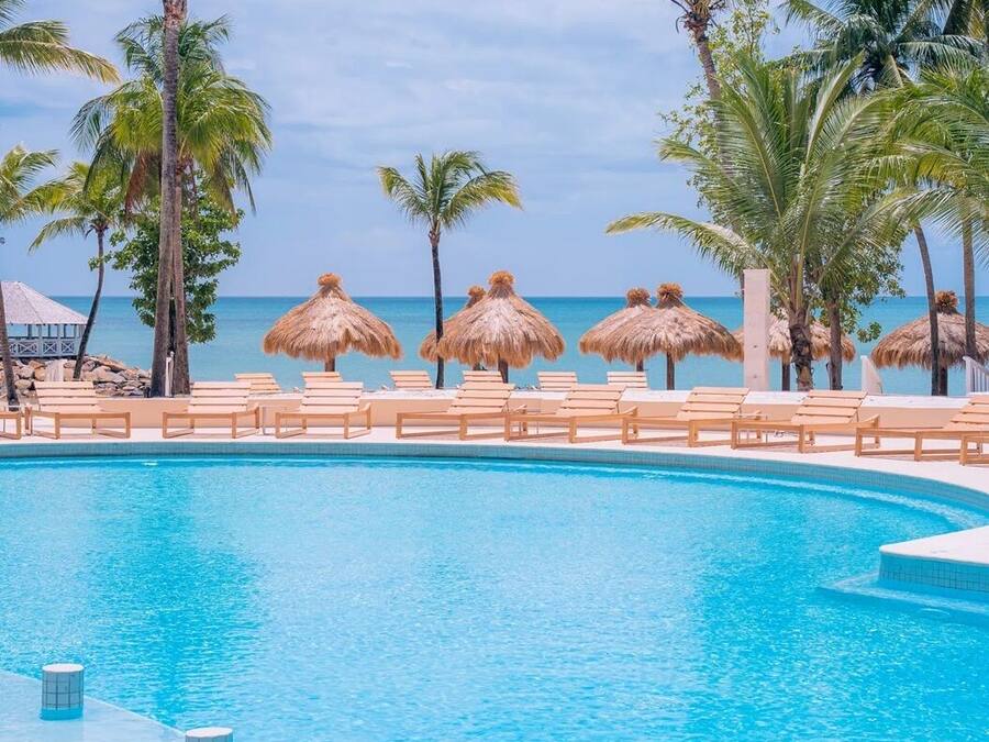 3 piscine all'aperto, ombrelloni da piscina, lettini