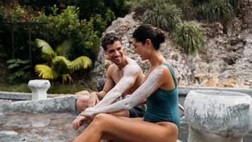 Salas de tratamiento para parejas, un sauna, una bañera de hidromasaje