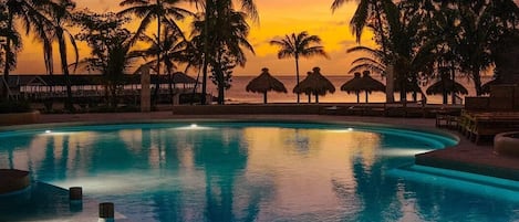 3 piscines extérieures, parasols de plage, chaises longues