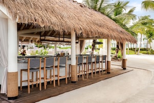 7 bares, 3 bares junto a la piscina, bar en la piscina y bar en la playa