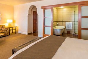 Chambre supérieure, 1 très grand lit et 1 canapé-lit (Soaking Tub) | Salle de bain | Ensemble baignoire-douche, articles de toilette griffés