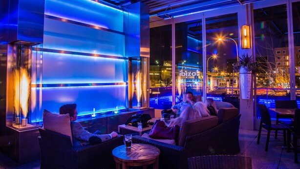 An outdoor seating area with modern lighting and a view of the cityscape. - Hotel Andaluz Albuquerque, Curio Collection by Hilton (Albuquerque)