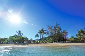 Outdoor pool, pool umbrellas, sun loungers - Sofitel Tahiti Resort (Punaauia)