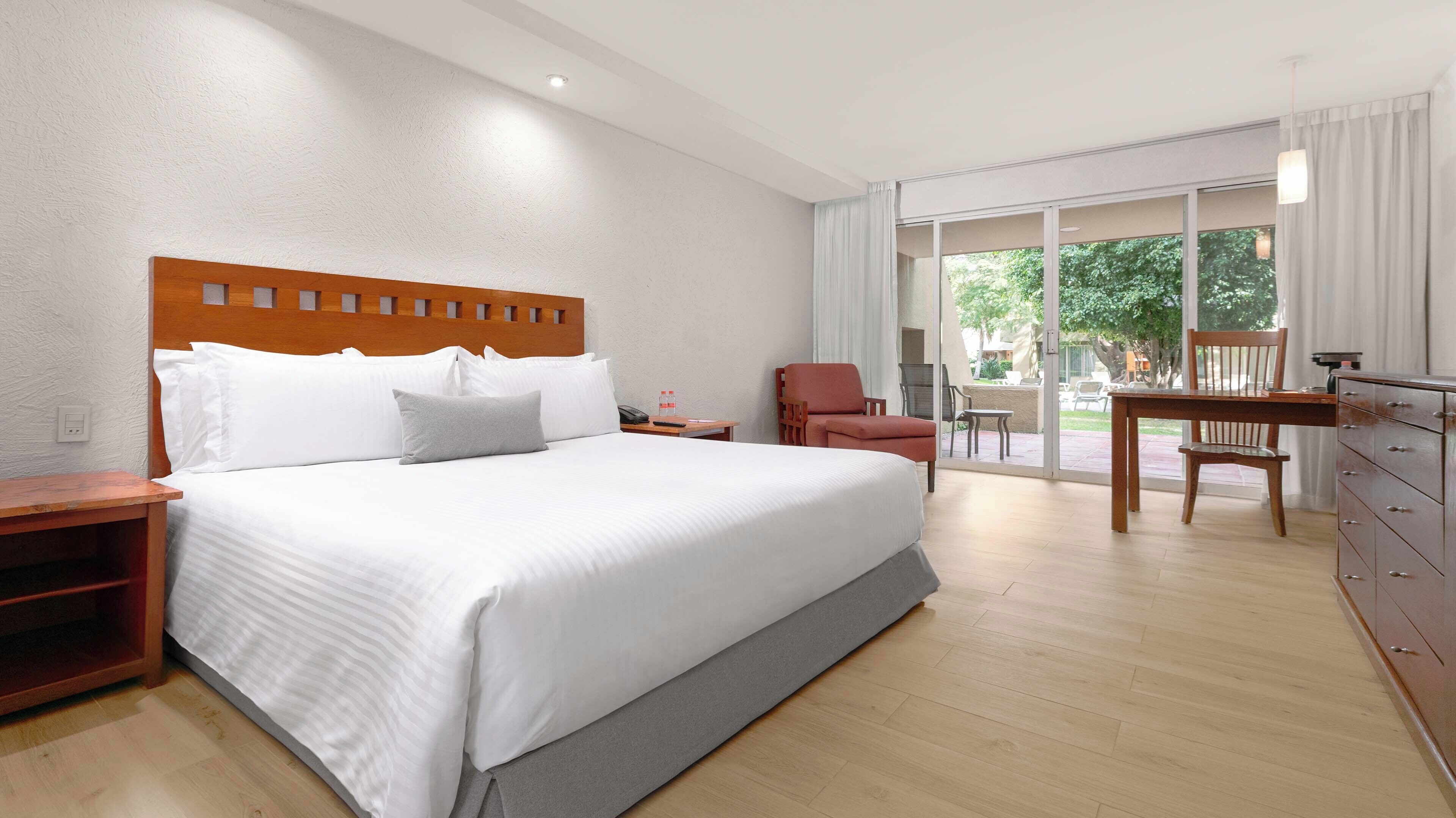 Premium bedding, in-room safe, desk, blackout drapes