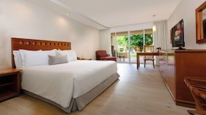 Deluxe King | Premium bedding, in-room safe, desk, blackout drapes - Camino Real Guadalajara (Zapopan)