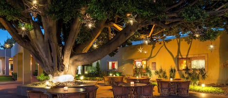 2 restaurants, lunch, dinner served; local and international cuisine