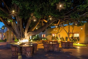 2 restaurantes, se sirven comidas, cenas y cocina local e internacional