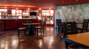 2 restaurants; lunch and dinner served