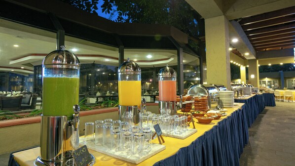 A buffet setup with various drink dispensers and glassware. - Camino Real Guadalajara (Zapopan)