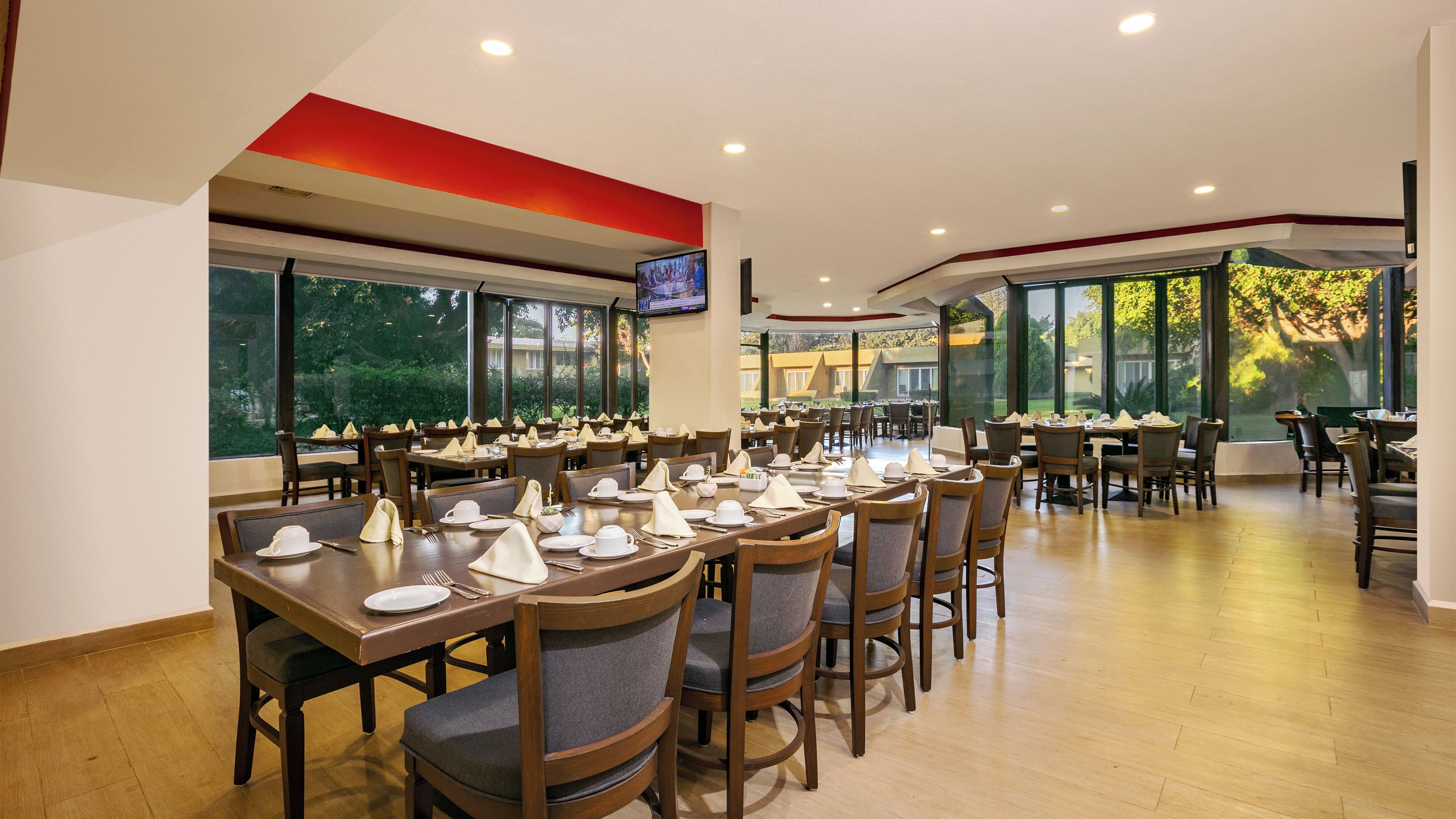 2 restaurantes; se sirven comidas y cenas