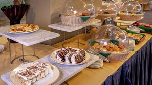 2 restaurantes; se sirven comidas y cenas