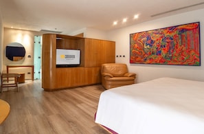 Suite Camichin | Premium bedding, in-room safe, desk, blackout drapes