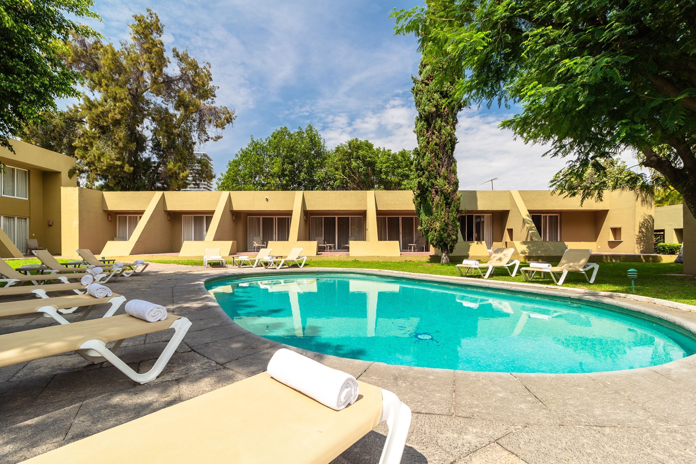 4 室外游泳池，08:00 至 20:00 开放，日光浴躺椅