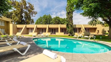 4 albercas al aire libre, acceso de 08:00 a 20:00, y camastros