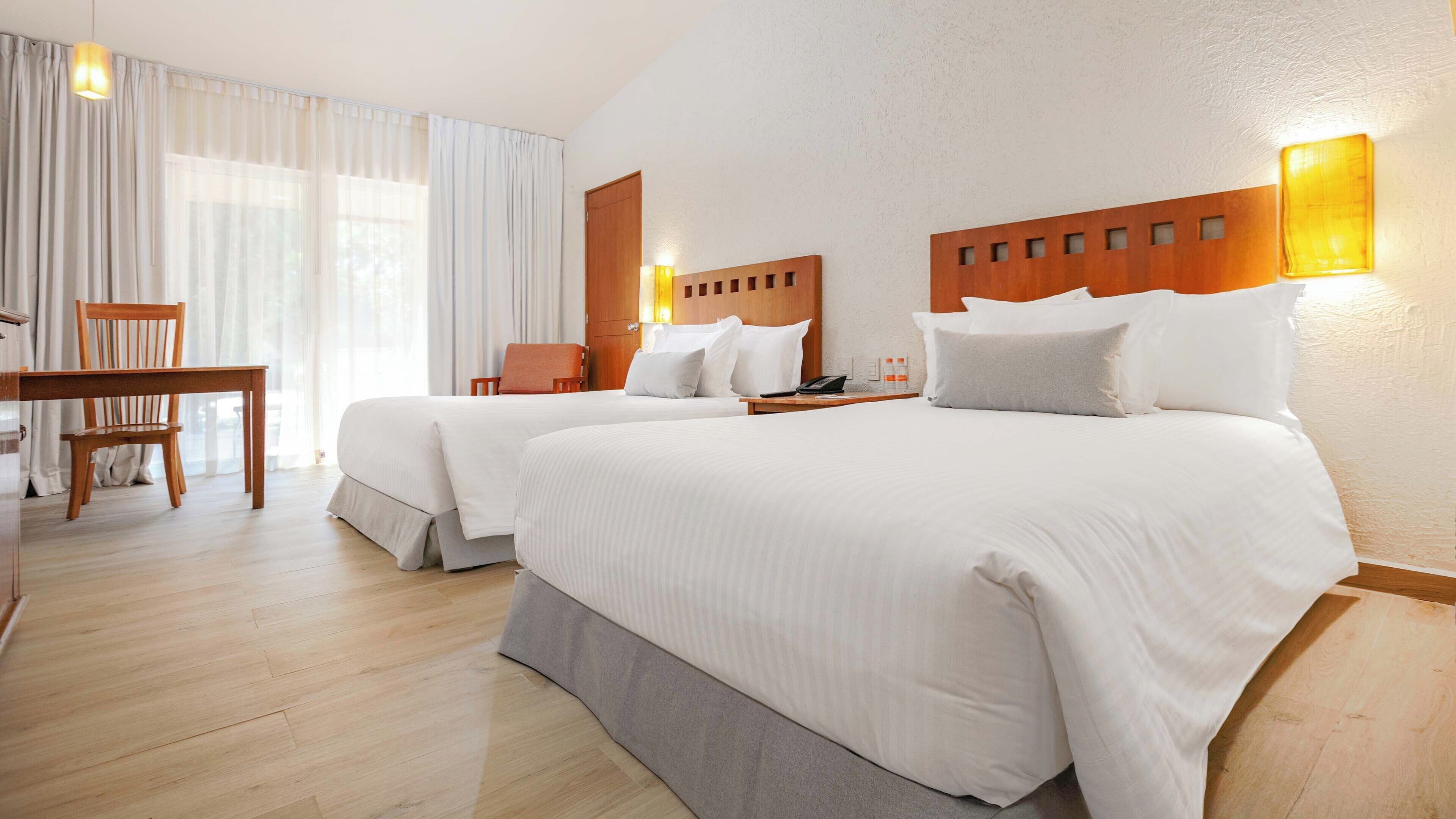 Deluxe Dos Camas | Ropa de cama de alta calidad y caja de seguridad en la habitación 