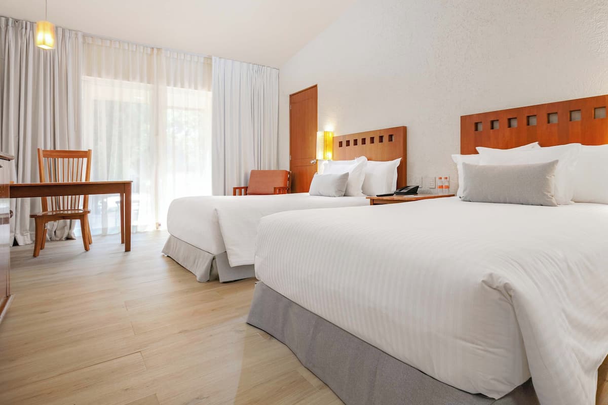 Deluxe Dos Camas | Premium bedding, in-room safe, desk, blackout curtains