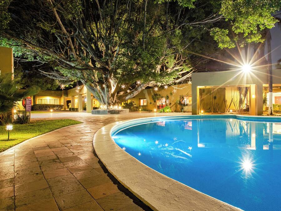 4 piscinas externas, funciona das 8h às 20h, espreguiçadeiras