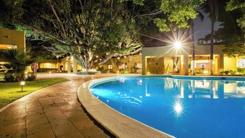 4 outdoor pools, open 8:00 AM to 8:00 PM, sun loungers