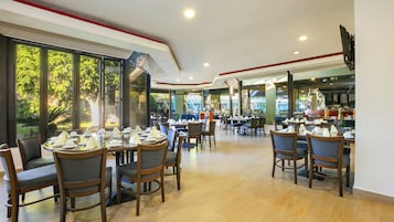2 restaurants servant le déjeuner et le dîner