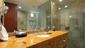 Deluxe King | Badezimmer | Kostenlose Toilettenartikel, Haartrockner, Handtücher