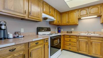 Suite, Multiple Beds, Non Smoking, Kitchen (Living Room, Full Kitchen) | Private kitchen | Mini-fridge, microwave, coffee/tea maker