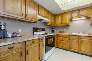 Suite, Multiple Beds, Non Smoking, Kitchen (Living Room, Full Kitchen) | Private kitchen | Mini-fridge, microwave, coffee/tea maker