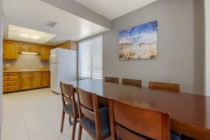Suite, Mehrere Betten, Nichtraucher, Küche (Living Room, Full Kitchen) | Schreibtisch, laptopgeeigneter Arbeitsplatz, Bügeleisen/Bügelbrett