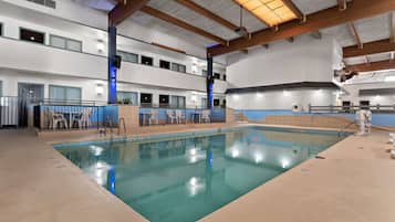 Piscina coperta, lettini