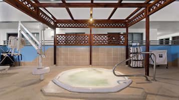 Piscina interna, espreguiçadeiras