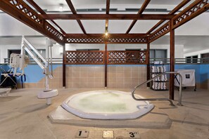 Una piscina techada, sillones reclinables de piscina