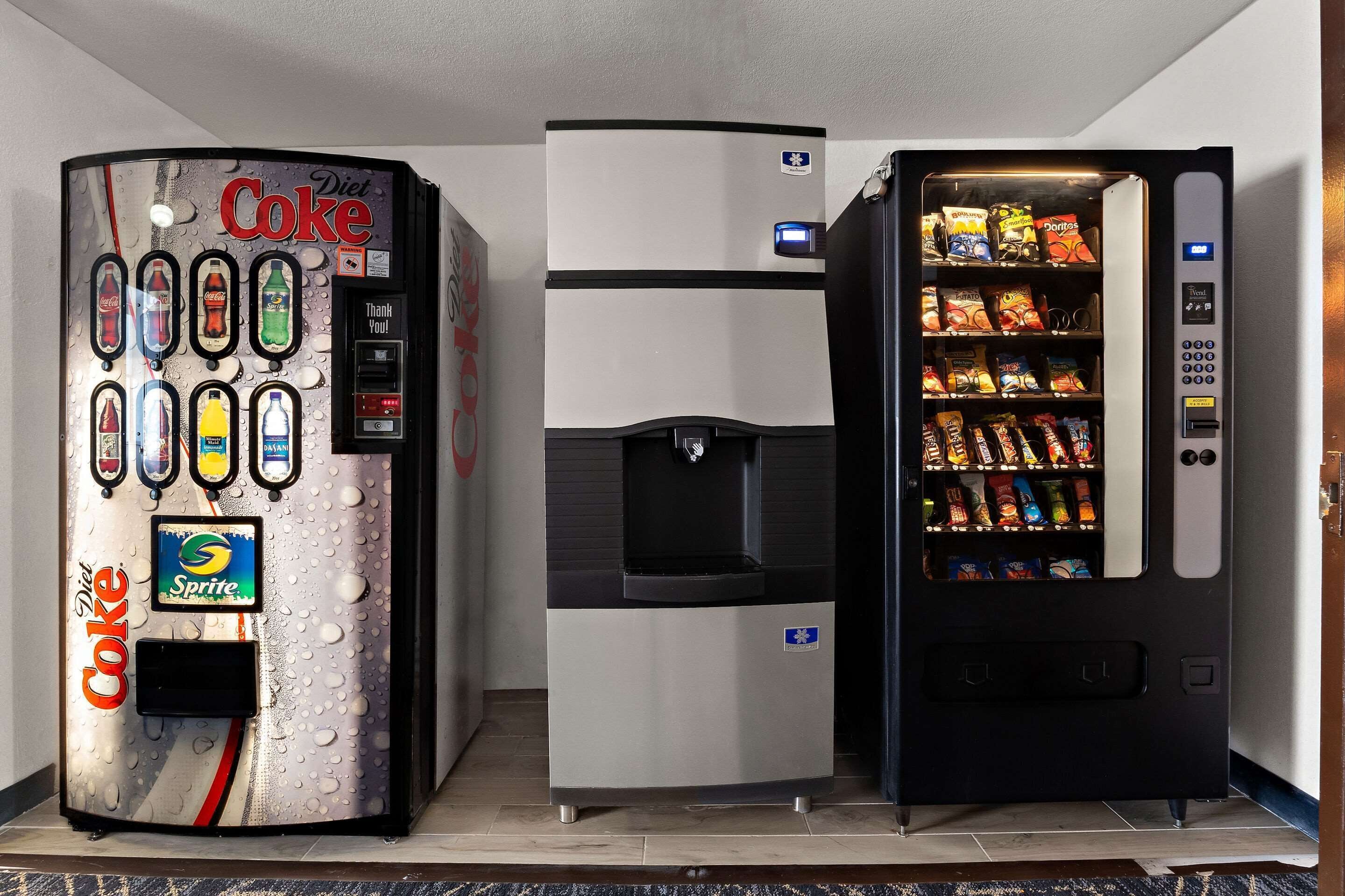Een automaat met een Sprite logo en een automaat voor Diet Coke.