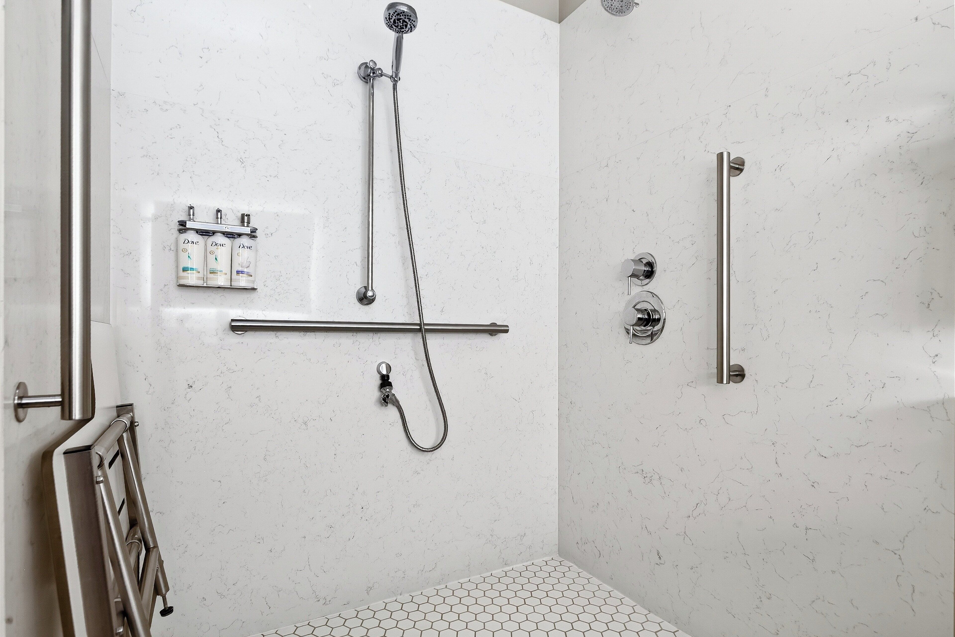 Cortinas blackout, ferros/tábuas de passar roupa, Wi-Fi, roupa de cama